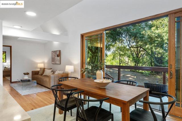 2112 Manzanita Dr, Oakland CA: https://media.crmls.org/mediaz/351c5181-438c-4c27-b928-c641cef90a1c.jpg