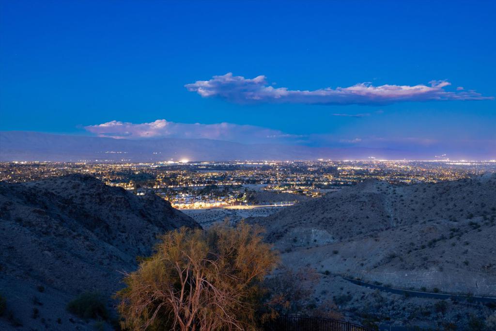 https://media.crmls.org/mediaz/351c5408-2cb1-4218-a57e-3d1193429c36.jpg?preset=X-Large