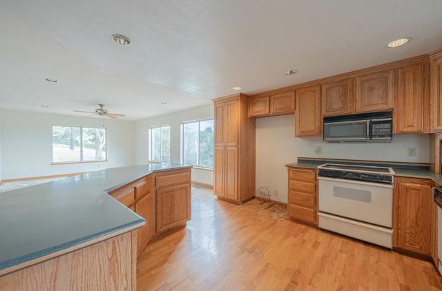 19400 Eden Court, Salinas CA: https://media.crmls.org/mediaz/351d5464-bedf-4dc8-8d0b-a8891950ef9f.jpg