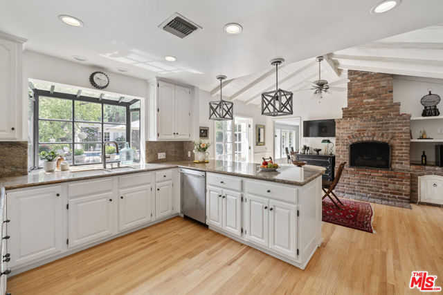 5132 Quakertown Avenue, Woodland Hills CA: https://media.crmls.org/mediaz/351d6e86-78e9-44a8-be6c-7eff1b5046d0.jpg