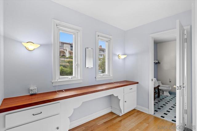 2205 Locust St, San Diego CA: https://media.crmls.org/mediaz/351e7b7c-2c7e-43de-94b5-7dc7b4e976d5.jpg
