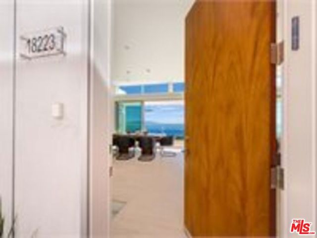 18223 Coastline Drive, Pacific Palisades CA: https://media.crmls.org/mediaz/351e8dbc-48f6-4a00-839a-18c403e6e78c.jpg