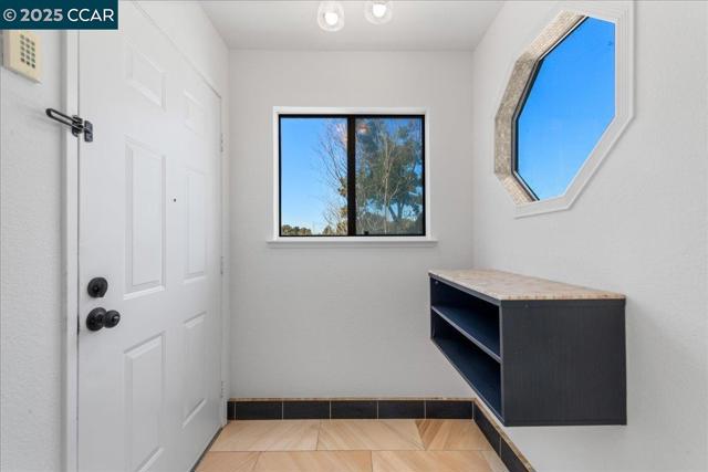 219 Sea Crest Cir, Vallejo CA: https://media.crmls.org/mediaz/351efa26-0628-4187-a4e5-773418a6e4cf.jpg