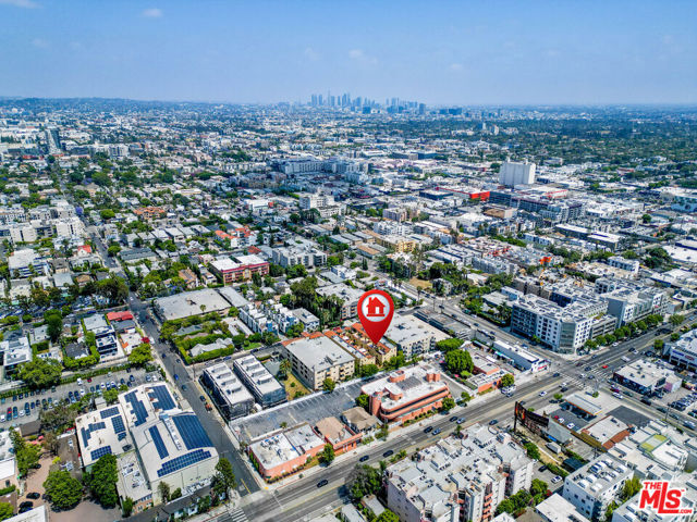 1331 N Sycamore Avenue, Los Angeles CA: https://media.crmls.org/mediaz/351f4da6-9032-4821-8ff4-ce74beb276eb.jpg