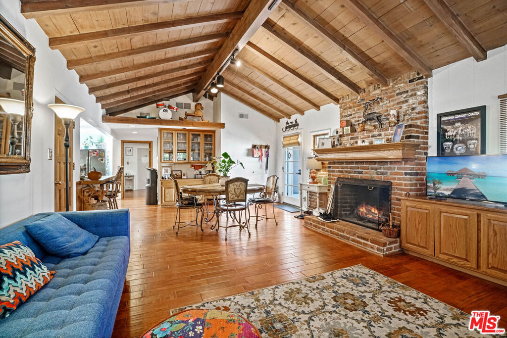 https://media.crmls.org/mediaz/351f6ab6-7eaf-4a4b-8557-98b12543f283.jpg?preset=X-Large