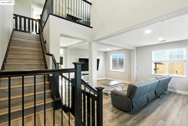 536 Aster St, Vacaville CA: https://media.crmls.org/mediaz/351f9cf6-40a1-4d72-a41b-c97304e98330.jpg