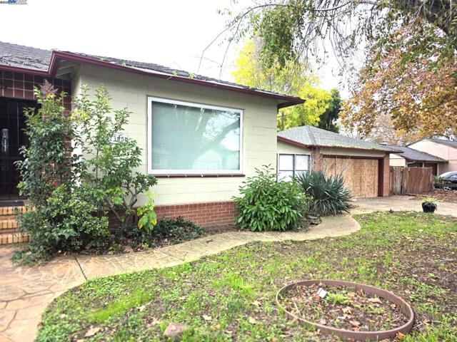 2305 Tennessee St, Vallejo CA: https://media.crmls.org/mediaz/351fac74-7bc2-4f27-ad3f-6ab434809a46.jpg