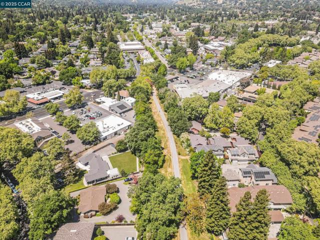 239 Ashley Cir, Danville CA: https://media.crmls.org/mediaz/35200453-c558-43c7-8312-7ed1dc1e1169.jpg