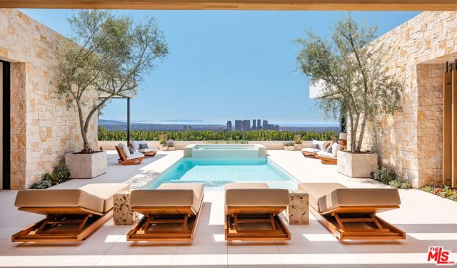 1039 Wallace, Beverly Hills CA: https://media.crmls.org/mediaz/35204ba1-5514-4498-823c-3134a60e6083.jpg