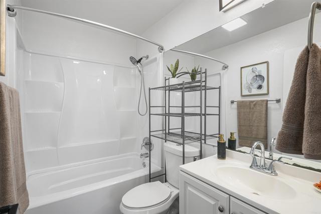 Detail Gallery Image 13 of 21 For 231 Riverview Way, Oceanside,  CA 92057 - 3 Beds | 2 Baths