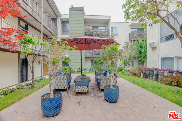 525 S Ardmore Avenue, Los Angeles CA: https://media.crmls.org/mediaz/352071c5-b504-4887-bc17-420127af9763.jpg