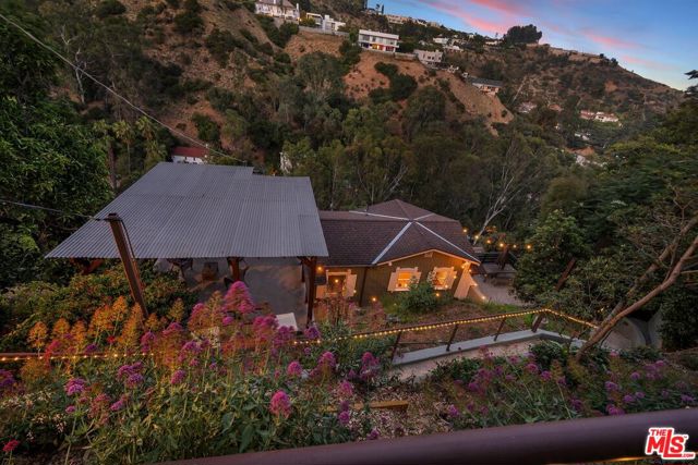 8181 Gould Avenue, Los Angeles CA: https://media.crmls.org/mediaz/35232b90-9385-439d-b579-88f0ee5501d9.jpg