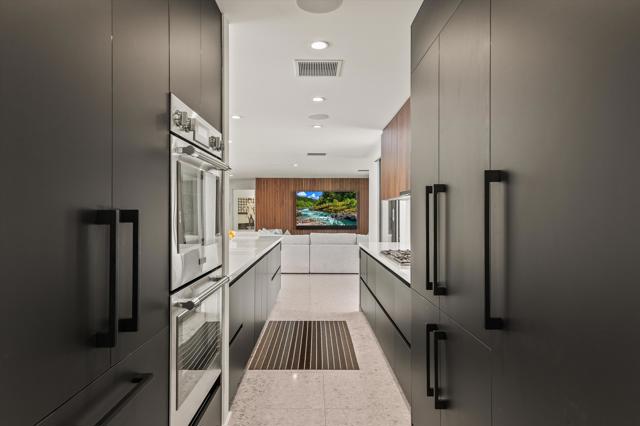 2290 S Yosemite Drive, Palm Springs CA: https://media.crmls.org/mediaz/35245a05-ac32-40dd-9c84-9293a1a75e7f.jpg