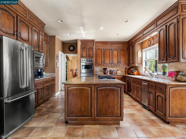4640 Kingswood Dr, Danville CA: https://media.crmls.org/mediaz/35248cd1-a32c-4666-813d-afe3e15c88c5.jpg