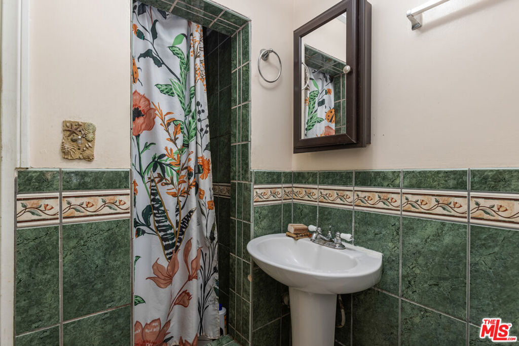 https://media.crmls.org/mediaz/3524bf02-ad95-4931-8064-ae83d1c1c2ae.jpg?preset=X-Large