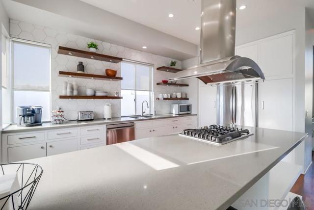 1016 1st St, Coronado CA: https://media.crmls.org/mediaz/352587aa-da12-4557-bef2-66fa7e5db982.jpg