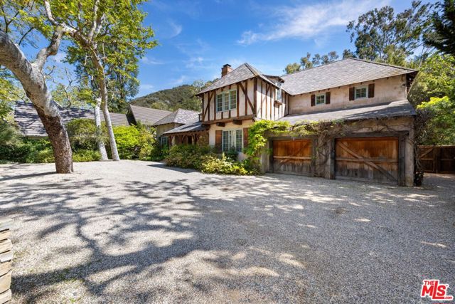 2562 Mandeville Canyon Road, Los Angeles CA: https://media.crmls.org/mediaz/3526713c-a5ae-4d2d-affb-61a32a52ab07.jpg