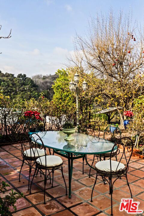 2113 Stoney Hill Road, Los Angeles CA: https://media.crmls.org/mediaz/35269958-5fd9-4217-ae07-d0401314b1d5.jpg