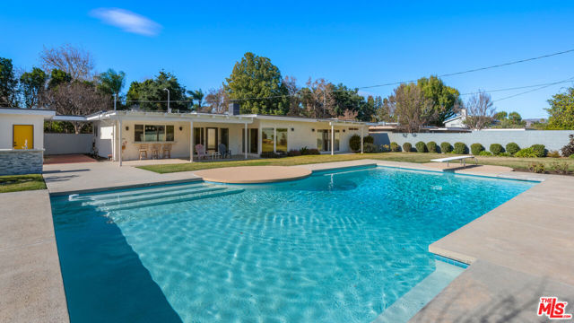 6228 Sale Avenue, Woodland Hills CA: https://media.crmls.org/mediaz/3527283c-942c-49d6-a188-cbeb088966db.jpg