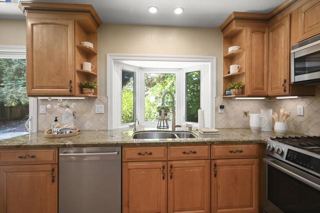 561 Santander Dr, San Ramon CA: https://media.crmls.org/mediaz/35273068-06ed-4fc6-8710-e84cb2729eb0.jpg