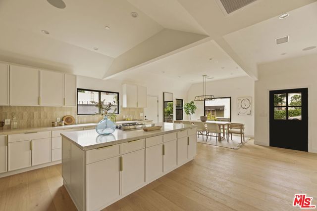 2370 Kelton Avenue, Los Angeles CA: https://media.crmls.org/mediaz/35274697-359a-4c58-86eb-3e99dc186ccc.jpg