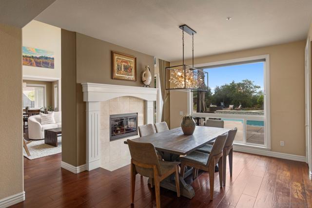 521 Latigo Row, Encinitas CA: https://media.crmls.org/mediaz/35277060-97d7-4533-a048-7611eac08c0d.jpg