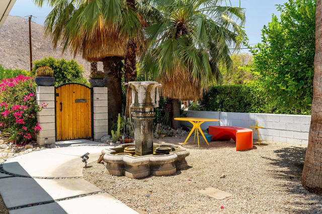 689 E Camino Parocela, Palm Springs CA: https://media.crmls.org/mediaz/3527f789-5de0-4f3b-9548-fbe6d7f36457.jpg