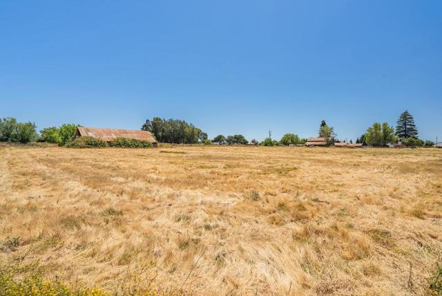 7327 Lovers Lane, Hollister CA: https://media.crmls.org/mediaz/3528f393-ece2-4b0f-bfb7-1d737b387900.jpg