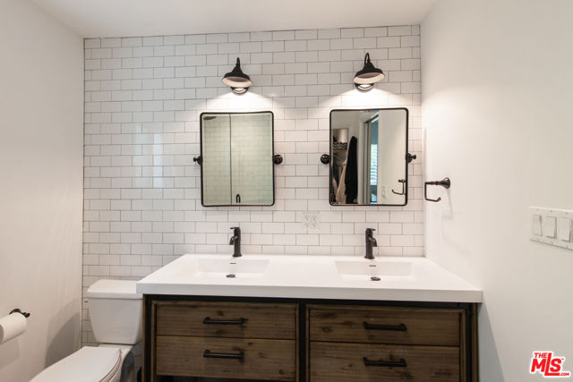 3920 W Clark Avenue, Burbank CA: https://media.crmls.org/mediaz/35298e7f-d05a-4496-a269-a97e6e1e018b.jpg