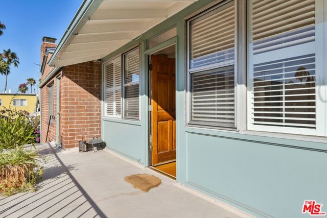 2033 Cloverfield Boulevard, Santa Monica CA: https://media.crmls.org/mediaz/3529c87e-edab-4703-bb51-ffbfbc28130a.jpg