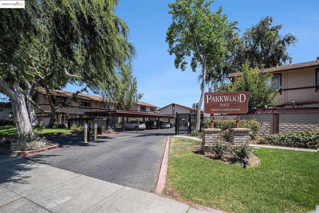 1563 Parkwood Pl