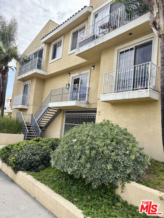1221 Seward Street #205
