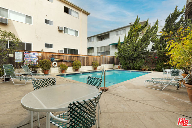 7949 Selma Avenue, West Hollywood CA: https://media.crmls.org/mediaz/352bf994-cd83-49c1-9c7e-d22aad627582.jpg