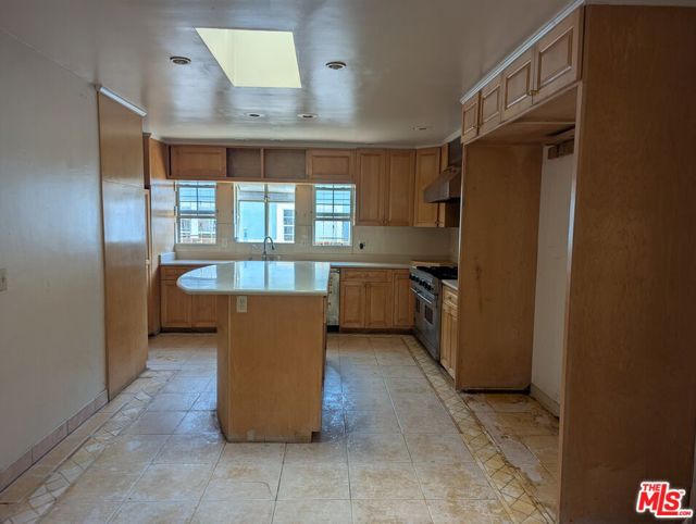 2134 8th Avenue, Los Angeles CA: https://media.crmls.org/mediaz/352c638b-3593-4975-8d84-58be5d446c60.jpg