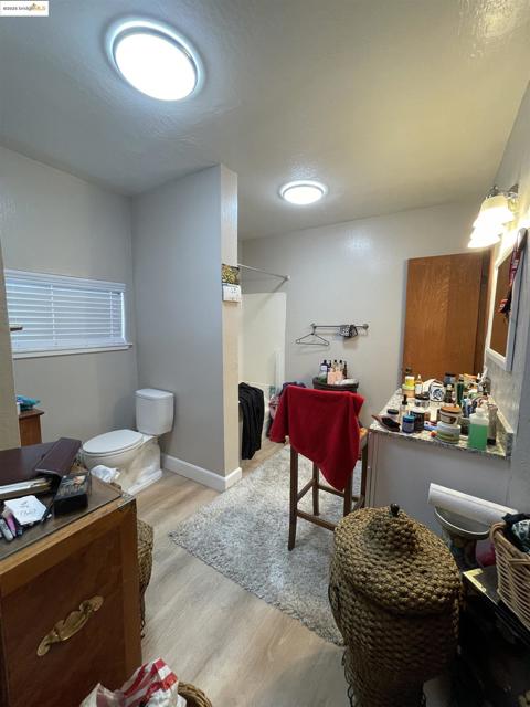 290 Park View Terrace, Oakland CA: https://media.crmls.org/mediaz/352cc43d-901b-4c2e-b38e-8fcd0cfbfba2.jpg
