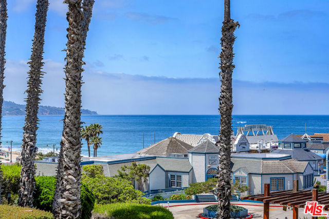 620 The, Redondo Beach CA: https://media.crmls.org/mediaz/352e599e-279e-4794-a553-0fdccb3bed7c.jpg