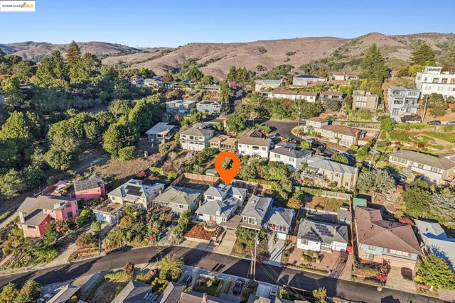 19 Highland Blvd, Kensington CA: https://media.crmls.org/mediaz/352e6a16-3ddc-47da-a51a-ffc6a555ca56.jpg