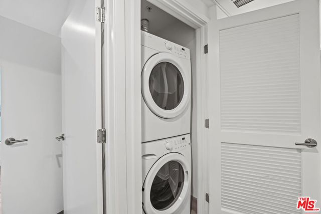 129 Kings, Los Angeles CA: https://media.crmls.org/mediaz/352f309d-e504-4df1-8aff-08558d88066f.jpg