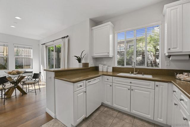 2641 Bellezza Dr, San Diego CA: https://media.crmls.org/mediaz/352ff9a2-ee67-4d97-ba21-2f57fb0399d9.jpg
