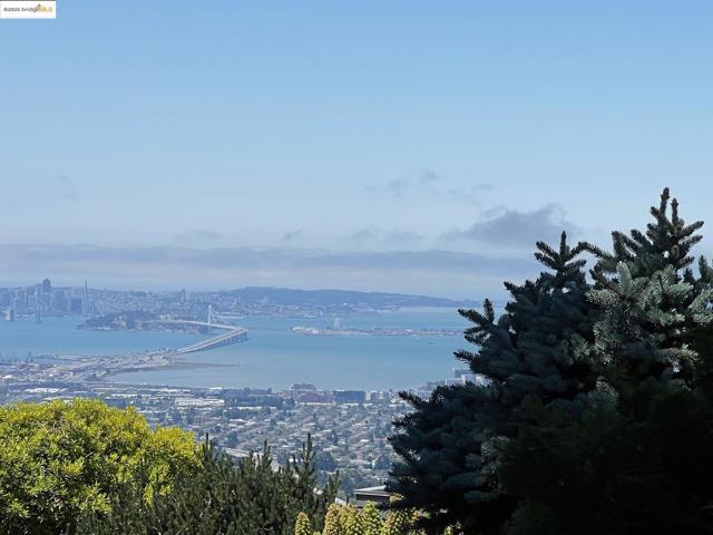 5950 Grizzly Peak Blvd, Oakland CA: https://media.crmls.org/mediaz/353123b0-e3b8-4ae7-b0be-ce0de397ee33.jpg