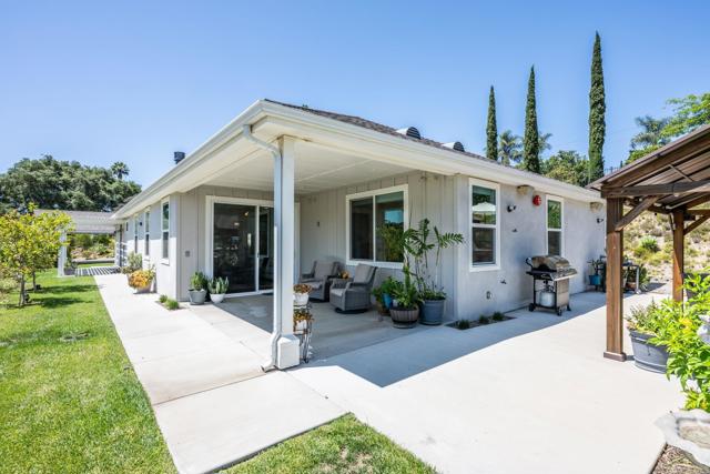 1309 Sunny Heights Road, Fallbrook CA: https://media.crmls.org/mediaz/35313bd9-86a2-46b2-8928-8feb819ef77d.jpg