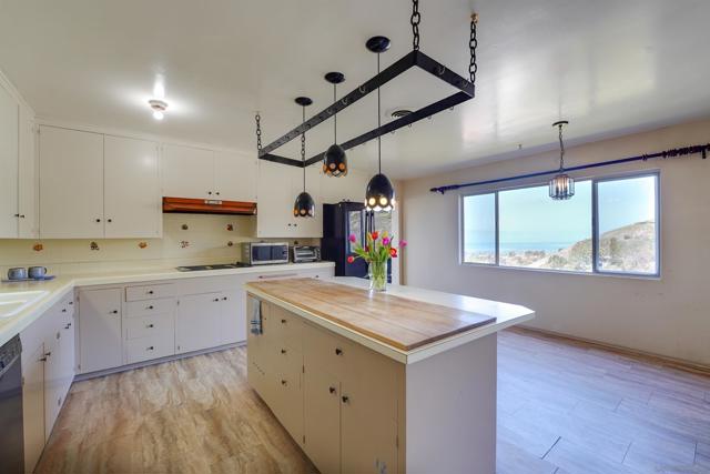 5995 La Jolla Corona Dr., La Jolla CA: https://media.crmls.org/mediaz/3531b51c-f43c-49e4-b297-ae5f1e21fc9d.jpg