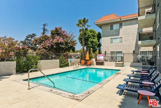 4140 Warner, Toluca Lake CA: https://media.crmls.org/mediaz/35321920-c6ae-42c1-96f3-5aaa956ffd71.jpg