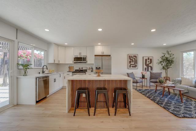 8896 Belfast Cir, San Diego CA: https://media.crmls.org/mediaz/35328dbc-0f36-495d-a2cd-afb8925af718.jpg