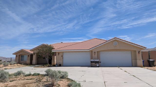 9367 Mustang Av, Apple Valley CA: https://media.crmls.org/mediaz/35334cf2-e4e0-4926-a4b2-382bb3254d32.jpg