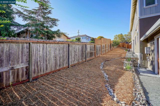 207 Valley View Pl, El Sobrante CA: https://media.crmls.org/mediaz/35341b38-353c-4e3d-ac45-828d1bbd09e5.jpg