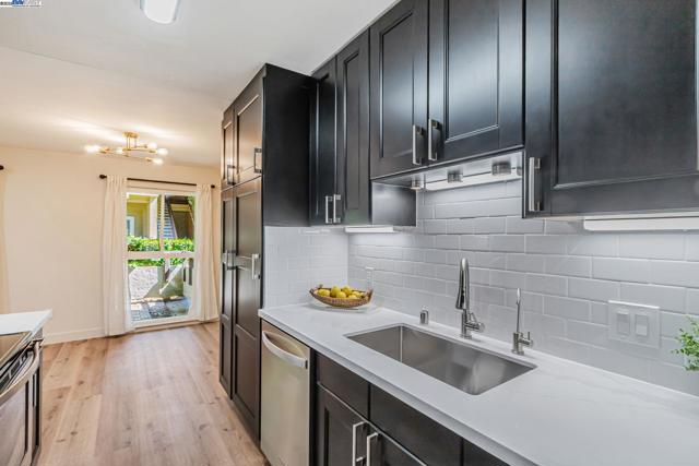 291 Tradewinds Dr, San Jose CA: https://media.crmls.org/mediaz/3534329e-261f-406f-8b92-94253225a28a.jpg