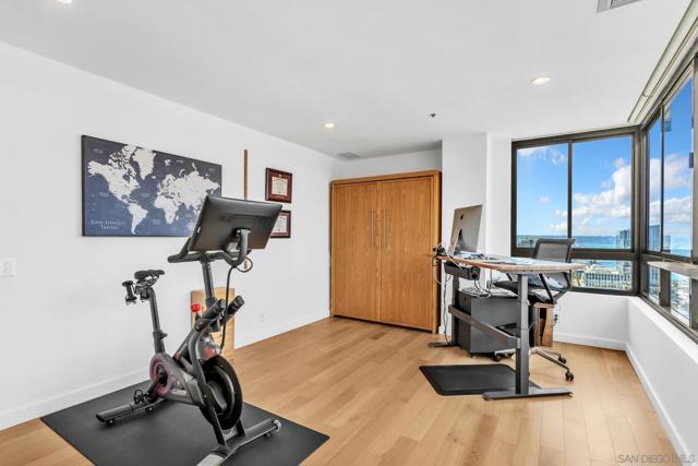 700 Front St, San Diego CA: https://media.crmls.org/mediaz/35365c33-d5d2-4de2-aac0-8493662347d3.jpg