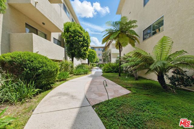5400 Lindley Avenue, Encino CA: https://media.crmls.org/mediaz/35369748-005f-4c33-9baa-c0a054dc81f4.jpg