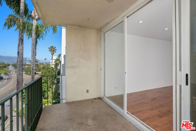 10240 Camarillo Street, Toluca Lake CA: https://media.crmls.org/mediaz/35371f4e-9f00-4ccf-98fb-f6c8f9bdc3bf.jpg